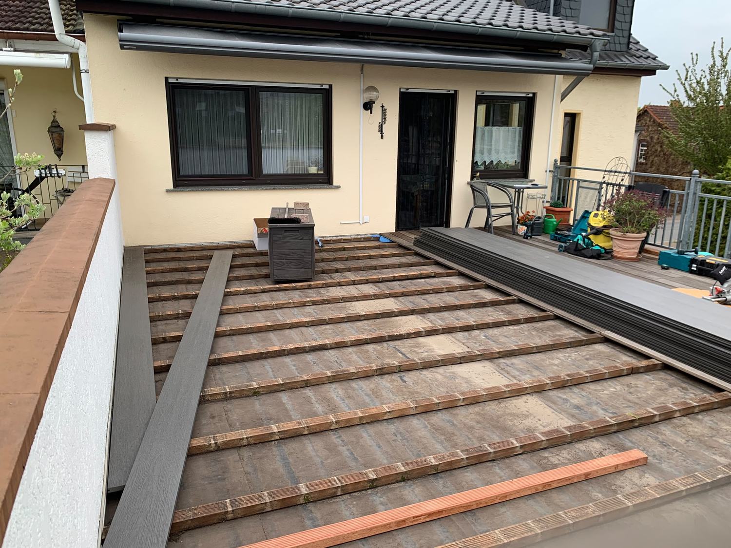 Balkon mit altem Belag vor der Sanierung in Bingen am Rhein