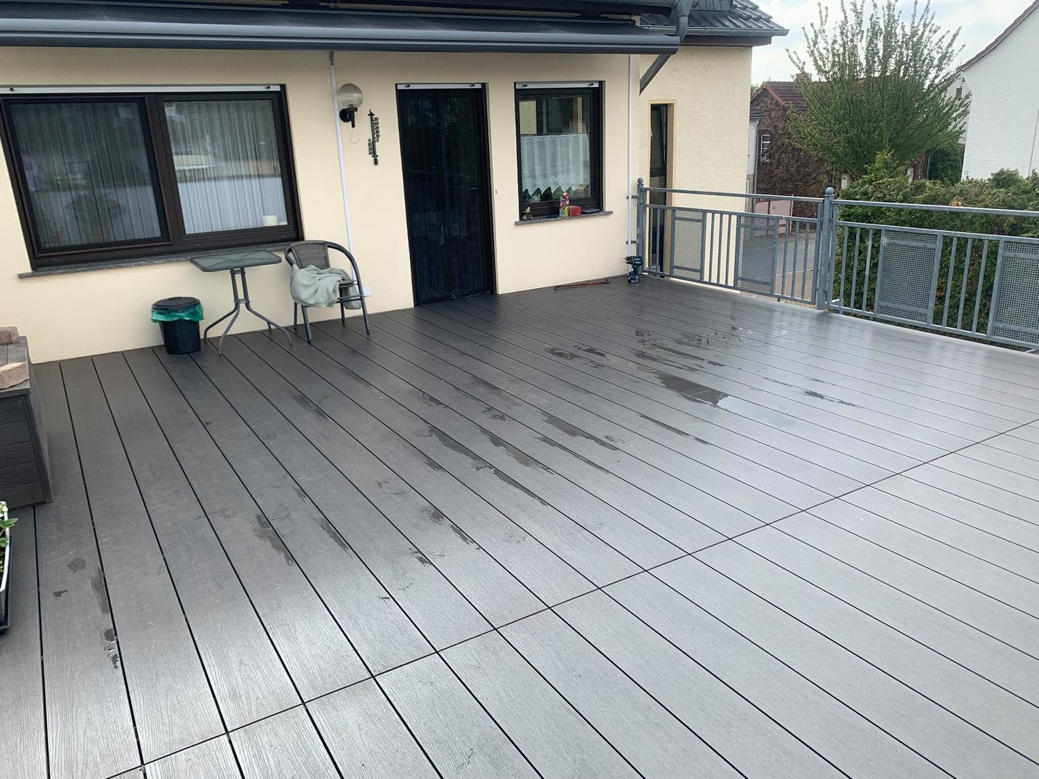 Balkon mit neu verlegten WPC-Dielen nach der Sanierung in Bingen am Rhein