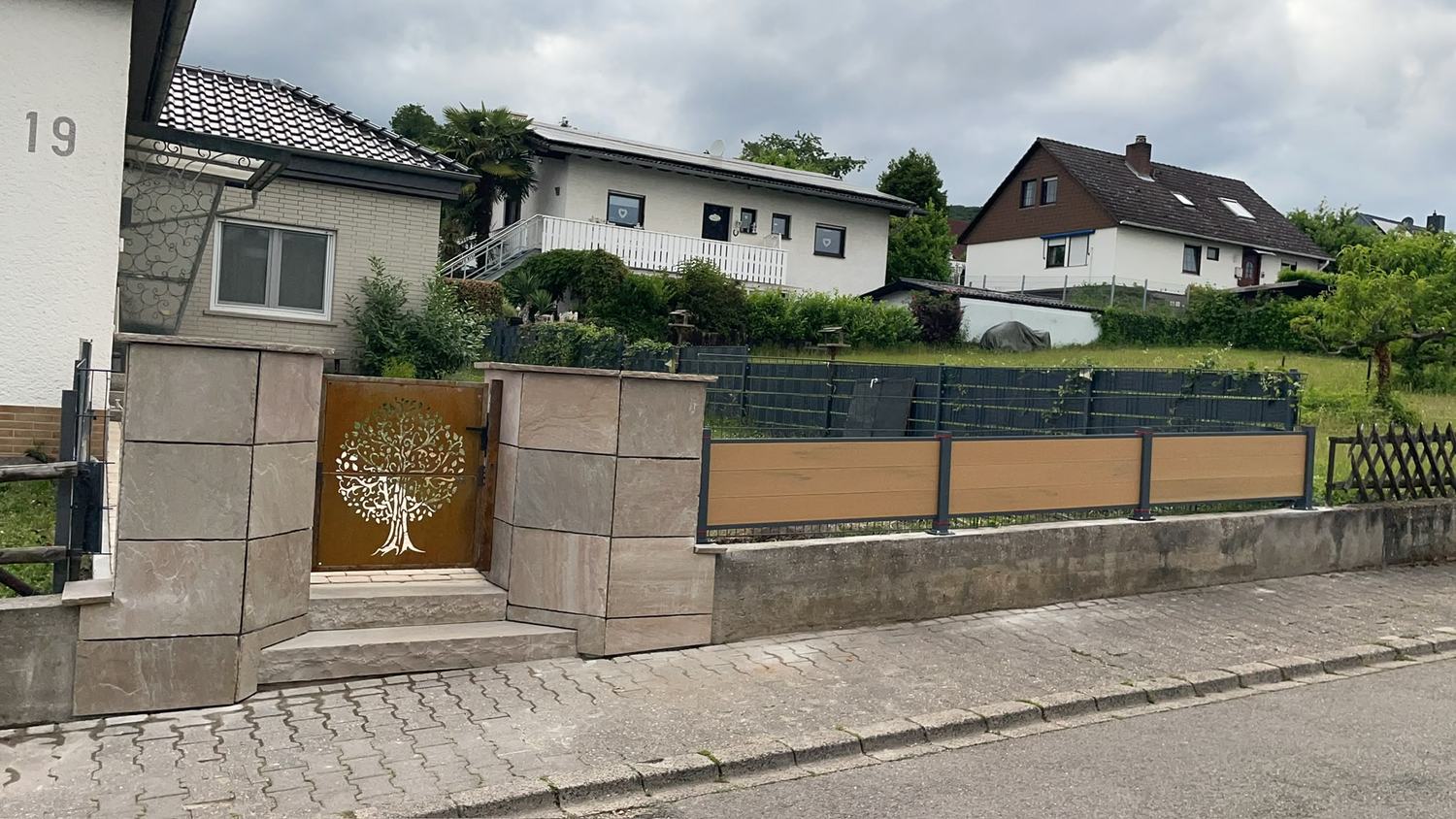 Fertig gepflasterter Eingangsbereich nach der Sanierung in Bingen am Rhein