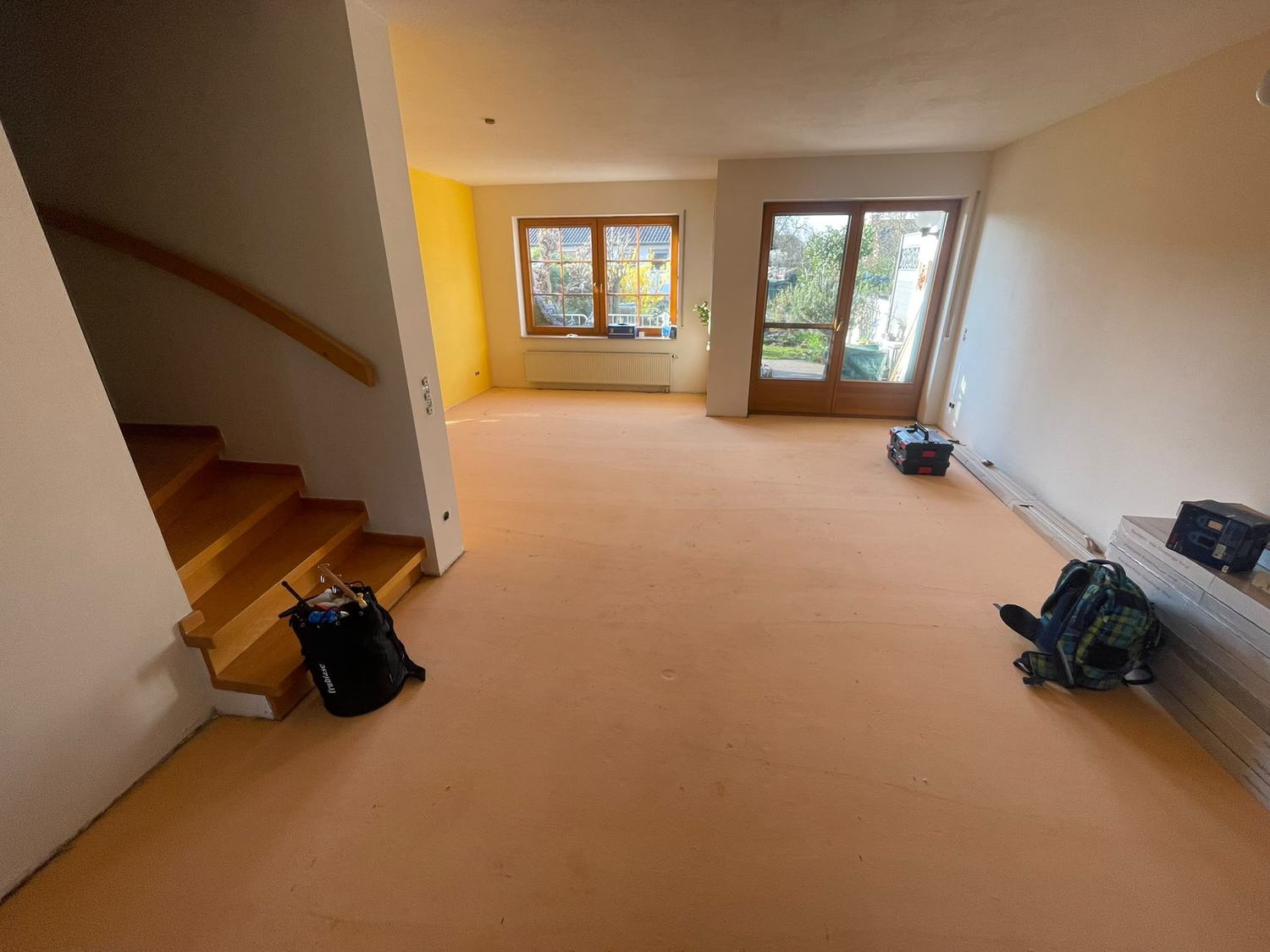 Wohnzimmer mit altem Bodenbelag vor der Renovierung in Bingen am Rhein