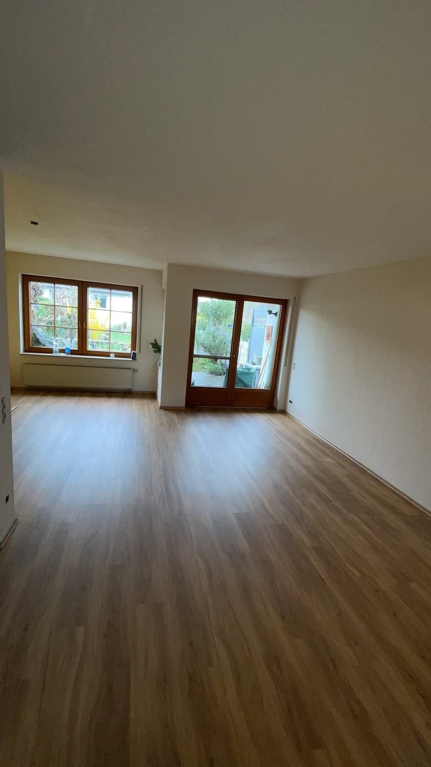 Wohnzimmer mit neu verlegtem Laminatboden in Bingen am Rhein